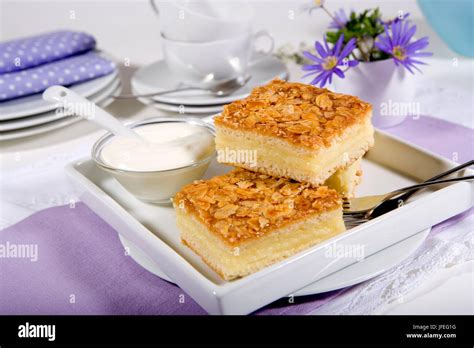 Bienenstich Traditioneller Blechkuchen Aus Hefeteig Mit Vanille