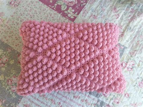 Almofada de Crochê em Ponto Pipoca Rosa no Elo7 Sabiá Crocheteria