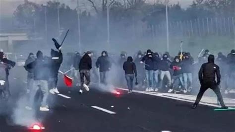 Ultras Del Napoli Hanno Sottratto Lo Striscione Della Roma