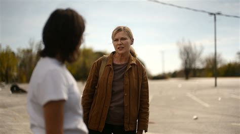 영화 시빌 워에서 종군 사진사 역을 맡은 Kirsten Dunst