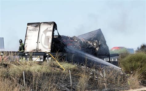 El incendio de un camión causa cuatro kilómetros de retenciones en la A