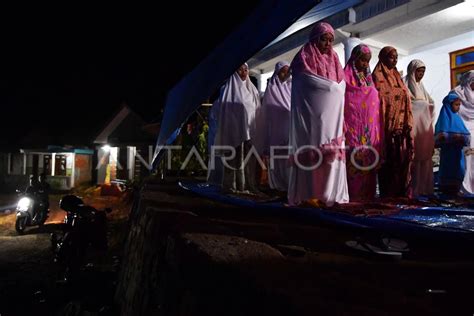 Shalat Tarawih Pertama Di Lokasi Bencana Antara Foto