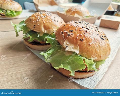 Hamburguesa De Carne Casera Con Tomate De Tocino De Huevo Y Ensalada