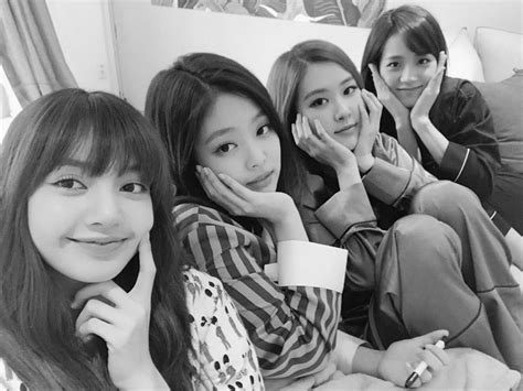 Blackpink・リサ、ジス、ロゼ、ジェニーとの部屋着＆ナチュラルな笑顔にキュンキュン 歌詞検索サイト【utaten】ふりがな付