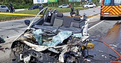 Carro Fica Destru Do Ap S Colis O Nibus No Vale Do Itaja