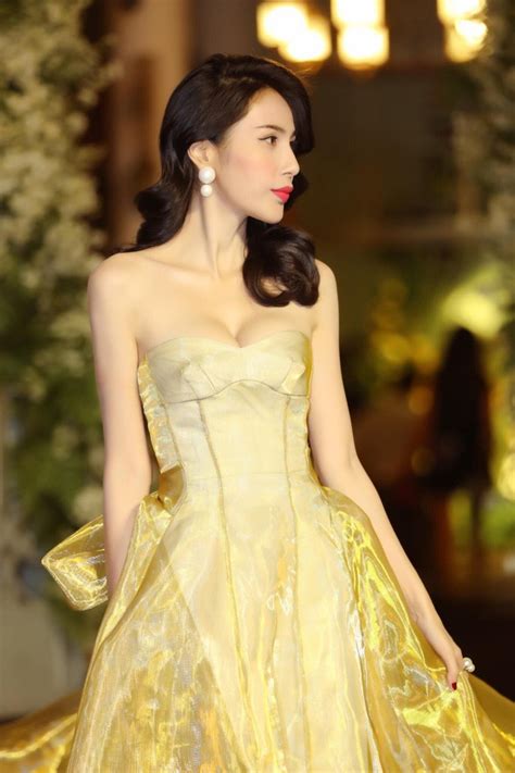 Thủy Tiên diện đồ nude quá nhìn không ra nhưng dân tình chẳng quan tâm vì tất cả còn đang bận