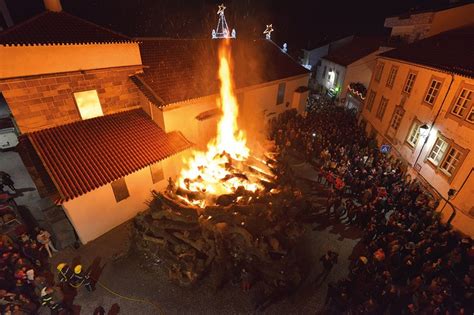 Penamacor acende a magia do Natal o maior madeiro do país