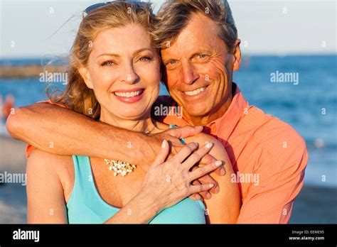 Older Couple Beach Fotos Und Bildmaterial In Hoher Auflösung Alamy