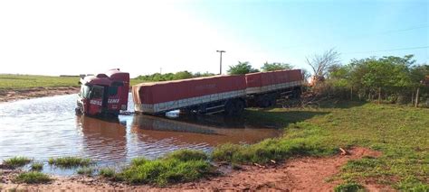 Acidente Entre Picape E Carreta Bitrem Deixa Um Morto Na Br 376