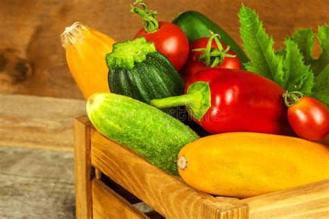 Verduras Frescas En Una Tabla De Madera Vieja Cosecha De Verduras