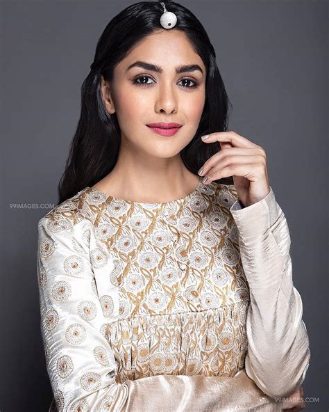 Mrunal Thakur Beautiful Hoot Stills And Mobile Hd Phone Wallpaper Pxfuel