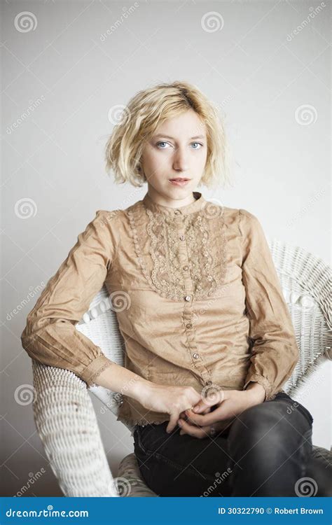 De Jonge Vrouw Van De Blonde Met Mooie Blauwe Ogen Stock Foto Image Of Wijfje Stel