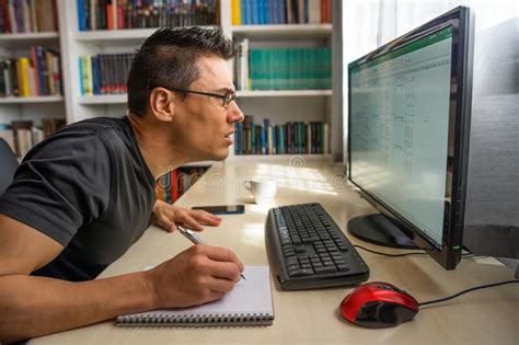 Homem Teletrabalho Em Frente Ao Computador Imagem De Stock Imagem De