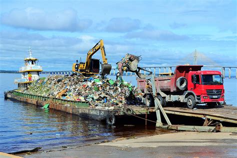 Prefeitura realiza transbordo de lixo retirado de rios e igarapés de