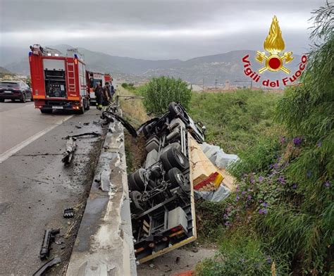 Messina Grave Incidente In Autostrada Tir Si Ribalta A Patti Autista