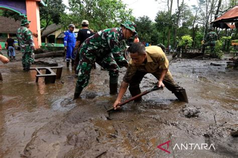 Lumpur Sisa Banjir Di Halaman Sekolah ANTARA News