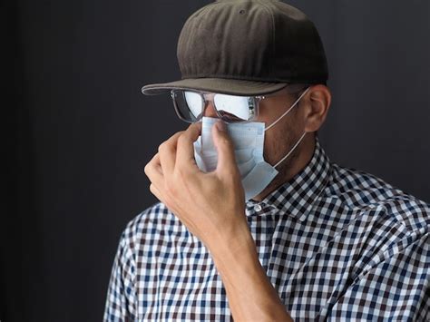 Retrato hombre con gorra y gafas de sol ponte una mascarilla médica