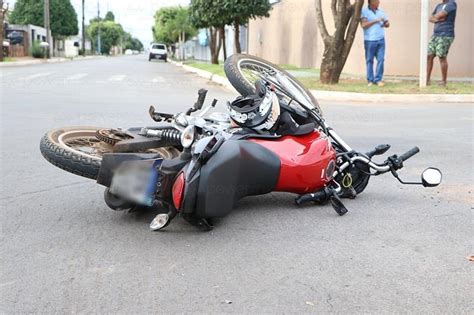 Jovem de 18 anos fica ferido após se envolver em acidente de trânsito