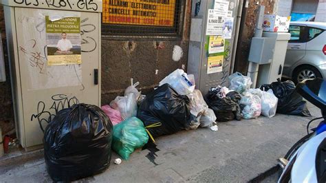 Raccolta Differenziata Da Due Giorni Rifiuti In Strada In Via Firenze