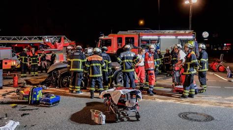 Unfall in Hamburg Frau im zerstörten Auto eingeklemmt