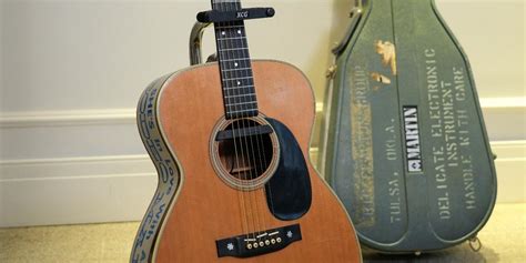Acoustic Guitar Na Ginamit Ni Eric Clapton Sa Pag Compose Ng Wonderful