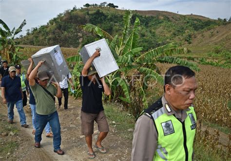 DISTRIBUSI LOGISTIK PILKADA DAERAH PELOSOK ANTARA Foto