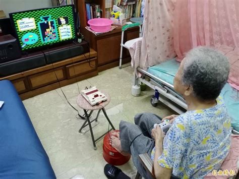 閒聊 阿嬤都比你厲害！ 98歲魏金花打電動20年 子孫都輸她 Acg板 Disp Bbs