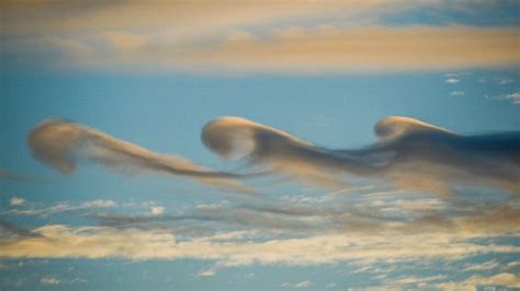 Kelvin-Helmholtz: Rare wave clouds amaze sky-watchers in Wyoming - BBC News