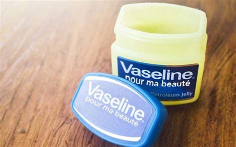 5 Utilisations Secrètes de la Vaseline pour votre Beauté Remèdes de