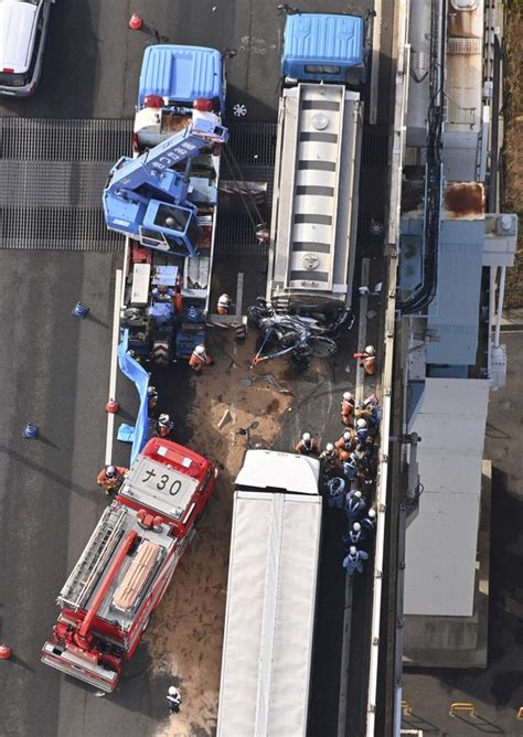 タンクローリーが絡む事故のあった阪神高速5号湾岸線 写真特集16 毎日新聞