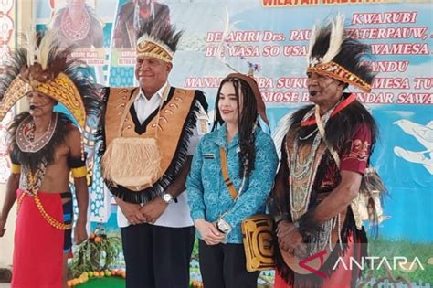 Pj Gubernur Papua Barat Dikukuhkan Sebagai Anak Adat Kuri Wamesa