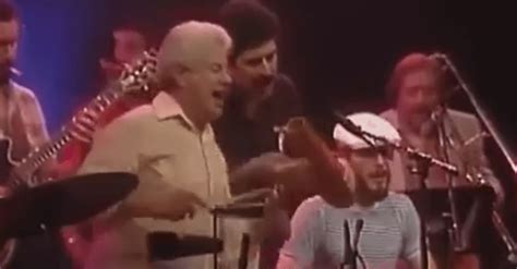 Tito Puente Interpreta “oye Como Va”