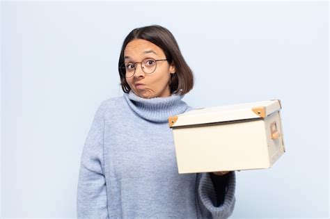 Joven Latina Encogi Ndose De Hombros Sinti Ndose Confundida E Insegura Dudando Con Los Brazos