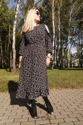 Платье с вырезами на плечах