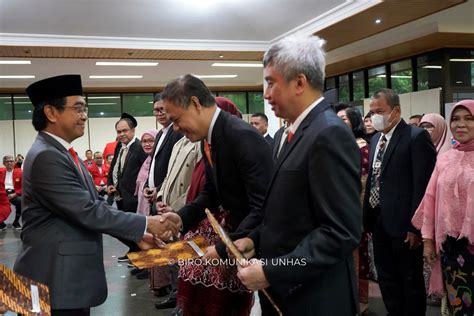 Rektor Unhas Prof Jj Serahkan Sk Jabatan Professor Dan Penerimaan