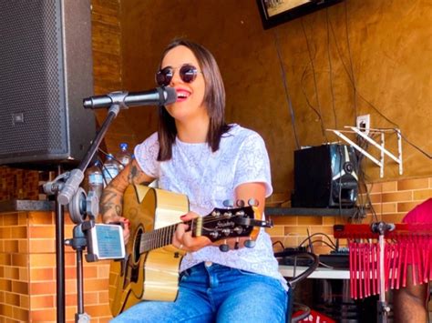 Familiares Amigos E F S Se Despedem Da Cantora Grazi Barbosa Na Regi O