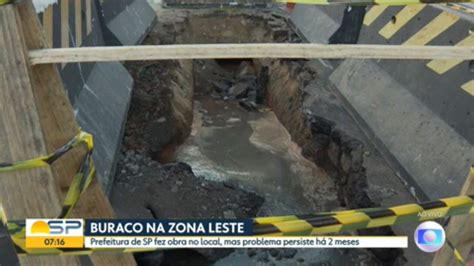 Vídeo Moradores reclamam de buraco em rua na zona leste da capital