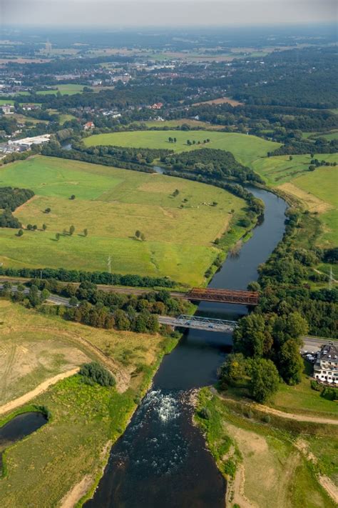 Wesel von oben Fluss Brückenbauwerk und Eisenbahnbrücke über den