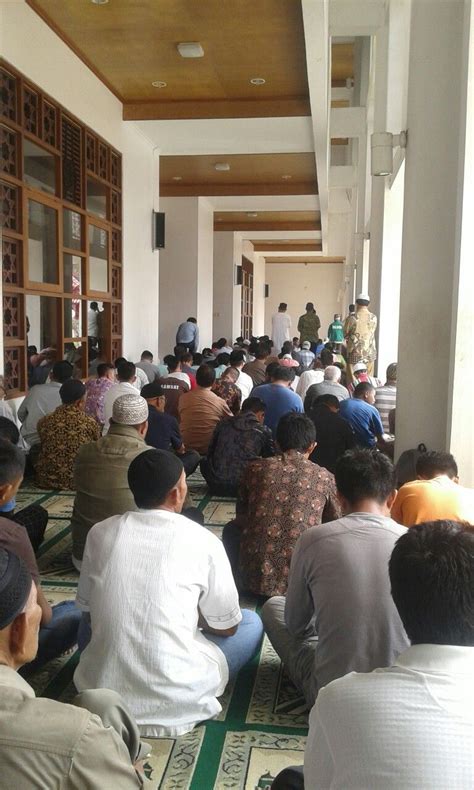 Para Ikhwan Sedang Melaksanakan Shalat Jumat Di Masjid Agung Kota