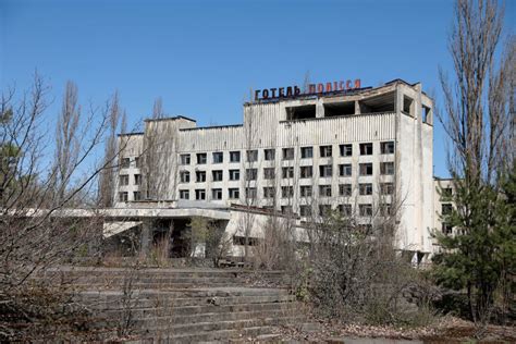 29 Unsettling Pictures Of Ghost Towns And Ruins