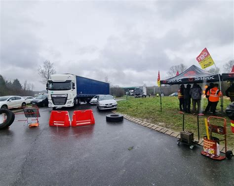 Blocage Au Rond Point D Ancerville Les Flammes De La Col Re Raviv Es