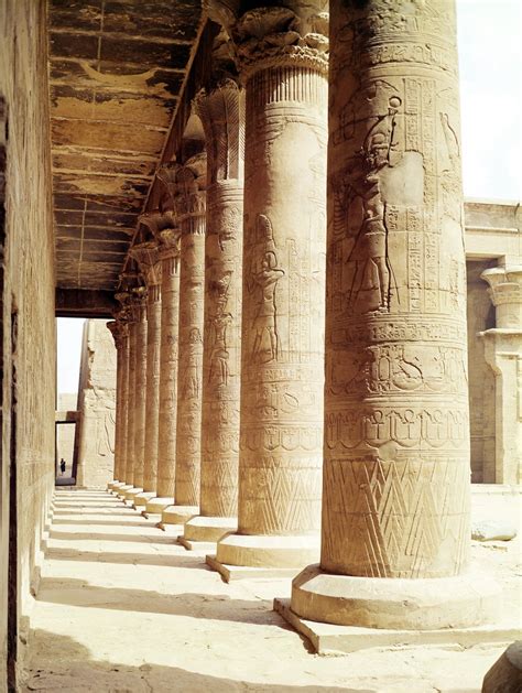 Colonnes Dans Le Pronaos Salle Hypostyle Du Temple D Horus