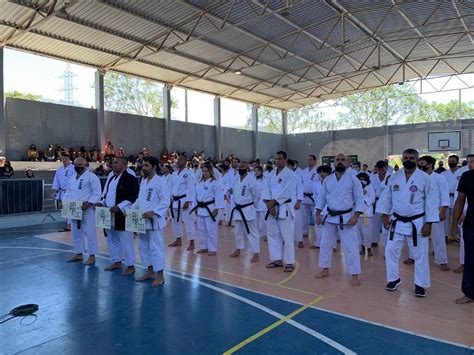 Atletas De Karat Participam Do Torneio De Artes Marciais Em