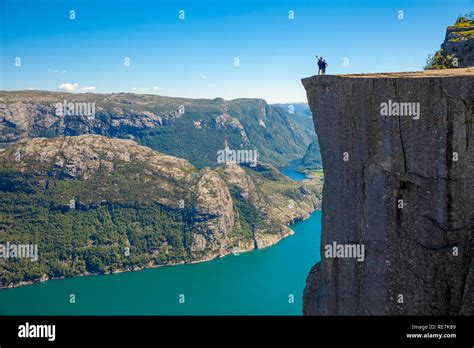 Excursionista De Pie En Preikestolen Y Mirando En La Fjerd