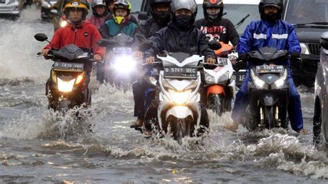 Foto Foto Banjir Di Jalan Mohamad Toha Bandung Sore Tadi Kendaraan