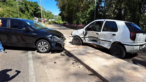 Acidente entre dois veículos deixa uma pessoa ferida na BR 470 em