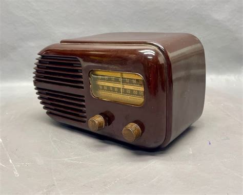 An Old Fashioned Radio Sitting On Top Of A Table