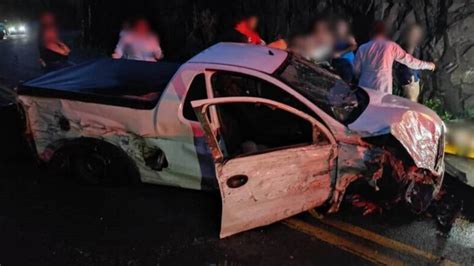 Condutor Perde Controle Do Carro E Colide Contra O Pared O De Pedras Na