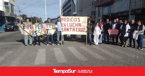 La Asociación De Médicos Se Manifestó En El Izamiento Dominical