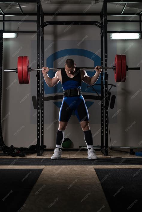 Powerlifter Haciendo Ejercicio Para Piernas Con Barra Foto Premium